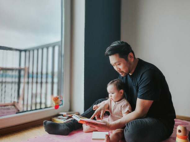 istock Japanese father and daughter at home 1402337665
