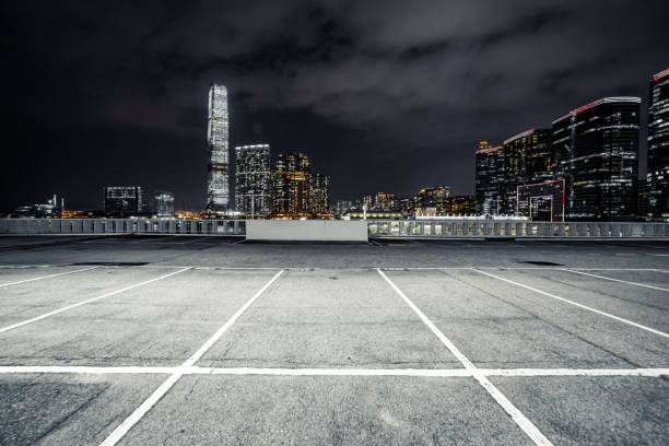 piattaforma di mattoni vuota con lo skyline di hong kong sullo sfondo alla notte - blurred motion street city life urban scene foto e immagini stock