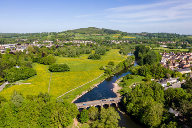 vue aérienne d’un vieux pont sur la rivière usk à abergavenny - river usk photos et images de collection