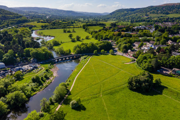aerial view of an old bridge over the river usk in abergavenny - monmouth wales imagens e fotografias de stock