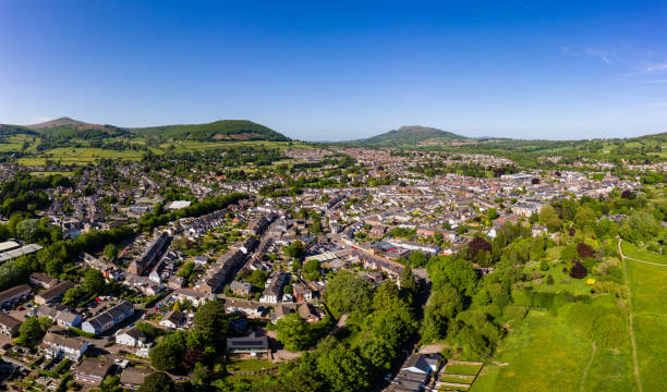 luftaufnahme der walisischen stadt abergavenny, umgeben von grünen feldern und hügeln - brecon beacons nationalpark stock-fotos und bilder