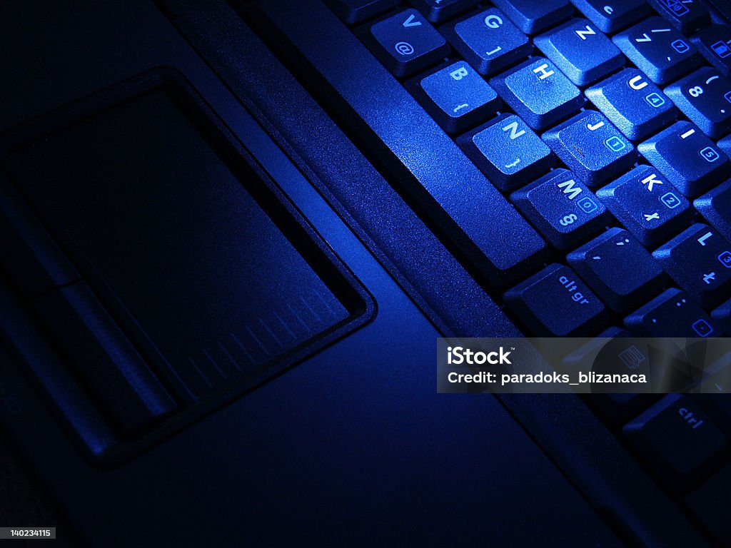 Noche trabajando en la computadora portátil - Foto de stock de Aislado libre de derechos