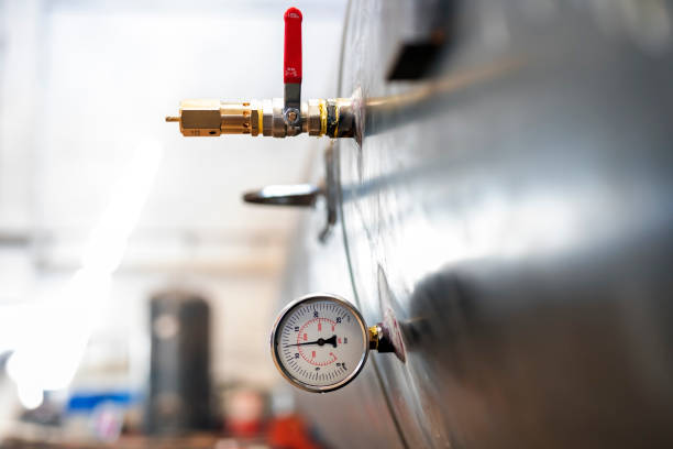 widok badania hydrostatycznego cylindrycznego zbiornika ciśnieniowego lub zbiornika ciśnieniowego oraz zaworu bezpieczeństwa (zaworu zwrotnego) i manometru. - fuel storage tank zdjęcia i obrazy z banku zdjęć