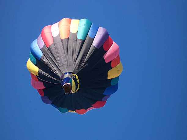 hot heißluftballon - hot air balloon inflating natural gas sports race stock-fotos und bilder