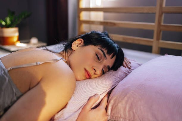 mujer caucásica durmiendo en la cama - dormir fotografías e imágenes de stock