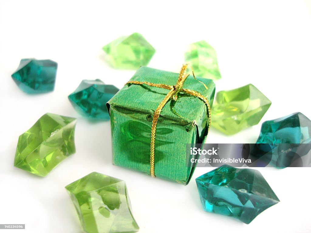Fiocco verde su sfondo bianco con cristalli - Foto stock royalty-free di Amore