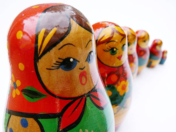 русская кукла - russian nesting doll multi generation family doll russian culture стоковые фото и изображения