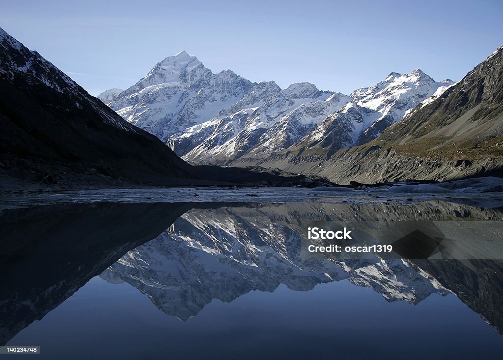 Montanha espelhadas em lake - Foto de stock de Ajardinado royalty-free