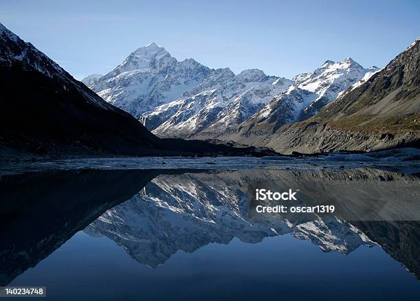 Foto de Montanha Espelhadas Em Lake e mais fotos de stock de Ajardinado - Ajardinado, Alpes do sul da Nova Zelândia, Azul