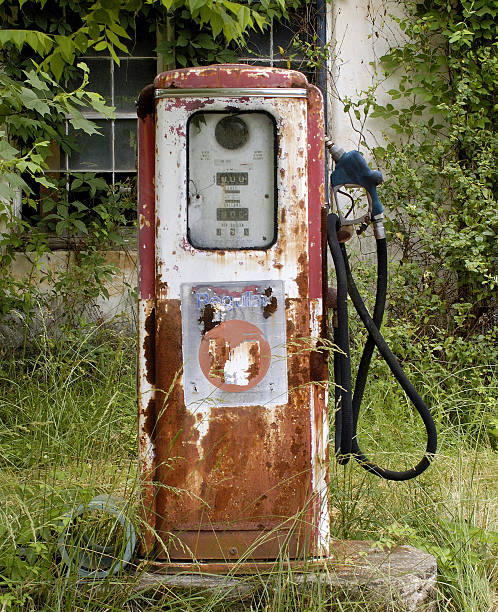 o rusty vermelho e branco da bomba de combustível - gas fuel pump labeling fuel and power generation - fotografias e filmes do acervo