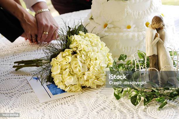 Photo libre de droit de Découpe Du Gâteau banque d'images et plus d'images libres de droit de Amour - Amour, Composition florale, Couple marié