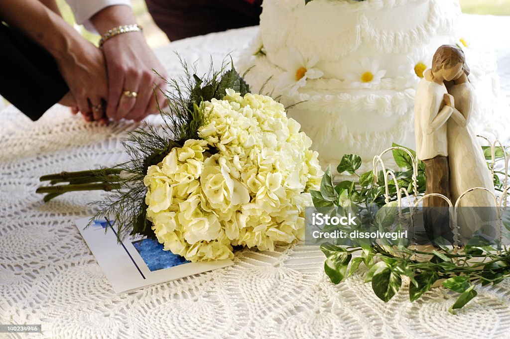잘라냄 이 케이크 - 로열티 프리 결혼 의식 스톡 사진