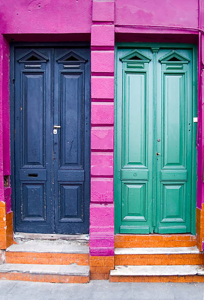 deux portes et quatre couleurs - argentina buenos aires door la boca photos et images de collection