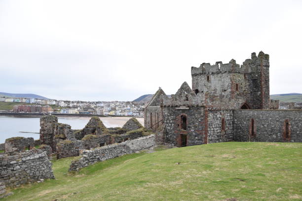 île de man: peel castle - island isle of man peel castle photos et images de collection