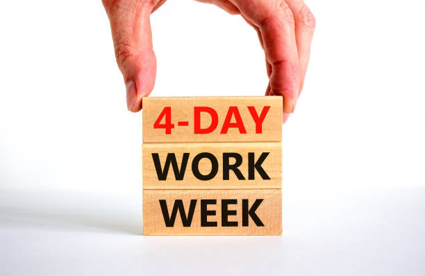 4-day work week symbol. Concept words 4-day work week on wooden blocks on beautiful blue table blue background. Businessman hand. Copy space. Business and 4-day work week and short workweek concept. símbolo de la semana laboral de 4 días. palabras conceptuales semana de trabajo de 4 días en bloques de madera sobre hermosa mesa blanca fondo blanco. mano de empresario. espacio de copia. negocios y semana laboral de 4 días y concepto de semana labora