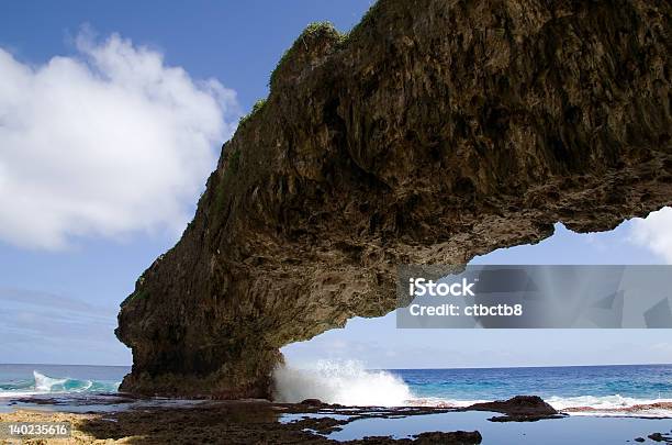 Arco Natural - Fotografias de stock e mais imagens de Ilha Niue - Ilha Niue, Mar, Aldeia