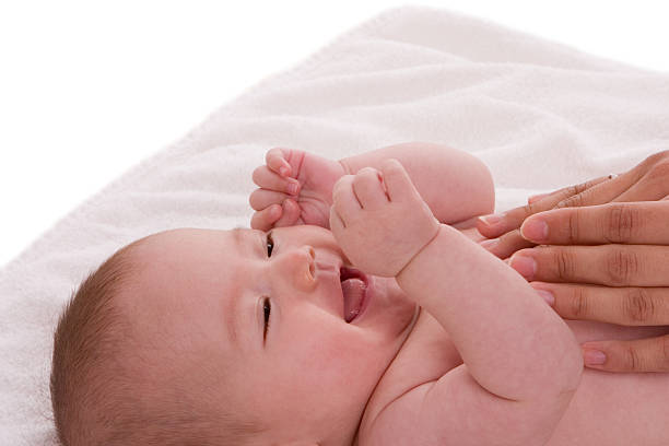 bambino massaggio - sucking asian ethnicity baby mother foto e immagini stock