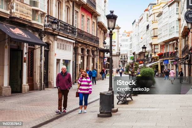 Calle Peatonal En A Coruña España Foto de stock y más banco de imágenes de Pan pita - Pan pita, Provincia de A Coruña, Antiguo