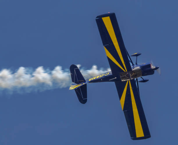 anna serbinenko, phd. flying super decathlon inverted airshow hillsboro oregon 2022 - airplane stunt yellow flying photos et images de collection