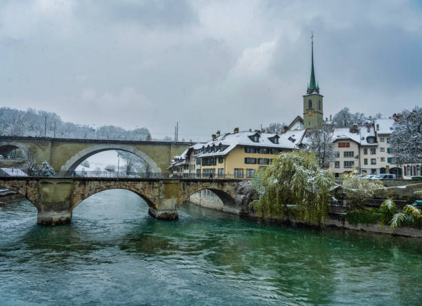 мосты и швейцарские здания на aare в берне, швейцария - berne berne canton aare river switzerland стоковые фото и изображения