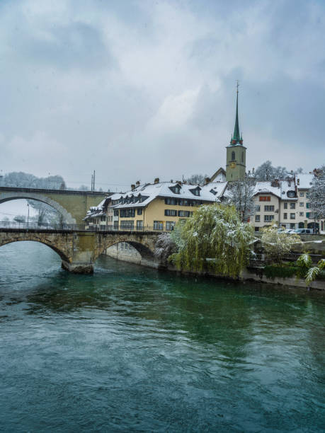 мосты и швейцарские здания на aare в берне, швейцария - berne berne canton aare river switzerland стоковые фото и изображения