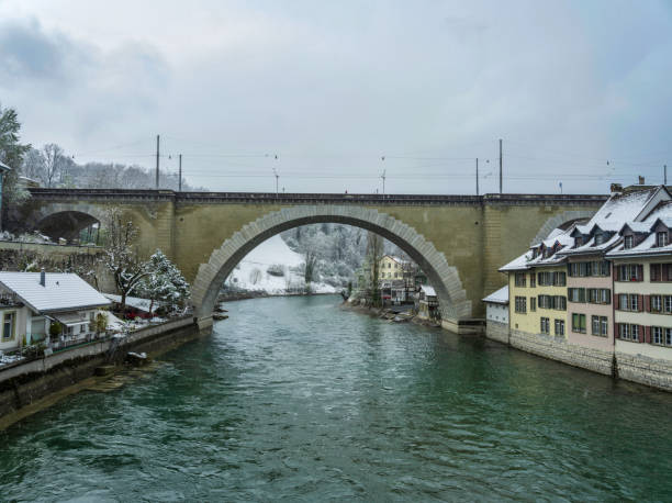 nydeggbrucke bridge over river aare during snowfall in bern, switzerland - berne berne canton aare river switzerland imagens e fotografias de stock