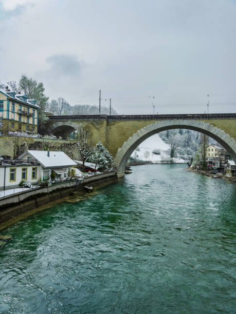 nydeggbrucke bridge over river aare during snowfall in bern, switzerland - berne berne canton aare river switzerland imagens e fotografias de stock