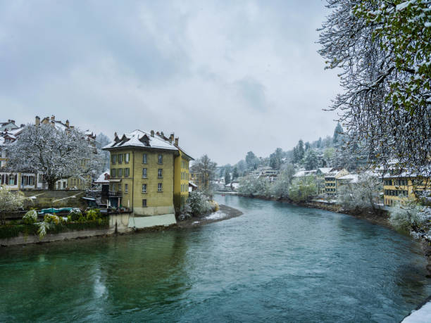 столица швейцарии берн на реке ааре во время снегопада, швейцария - berne berne canton aare river switzerland стоковые фото и изображения