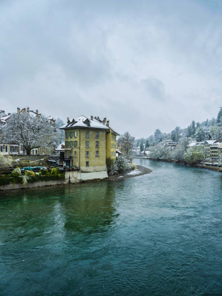 столица швейцарии берн на реке ааре во время снегопада, швейцария - berne berne canton aare river switzerland стоковые фото и изображения