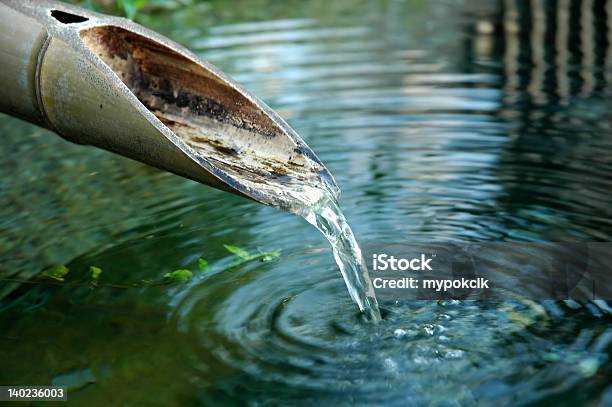 Fontana Di Bambù Tradizionale A Tokyo - Fotografie stock e altre immagini di Zen - Zen, Acqua, Paesaggio