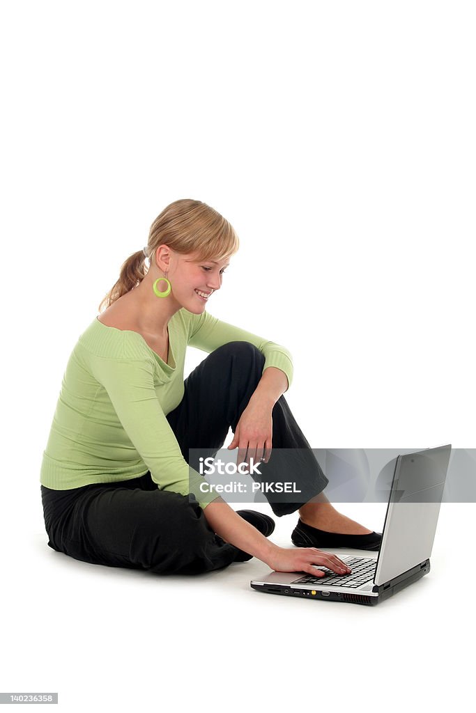 Junge Frau sitzen auf Boden mit laptop - Lizenzfrei Arbeiten Stock-Foto