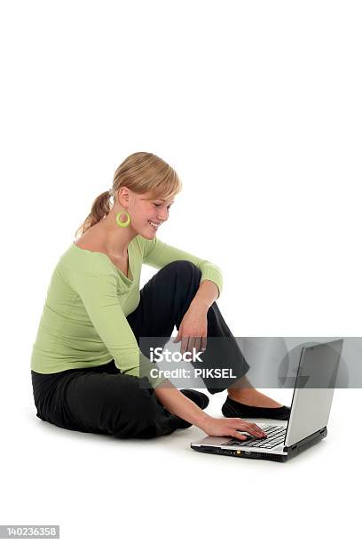 Junge Frau Sitzen Auf Boden Mit Laptop Stockfoto und mehr Bilder von Arbeiten - Arbeiten, Bildung, Blondes Haar