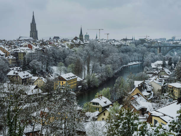 аэрофотоснимок швейцарского города берн на реке ааре во время снегопада в швейцарии - berne berne canton aare river switzerland стоковые фото и изображения