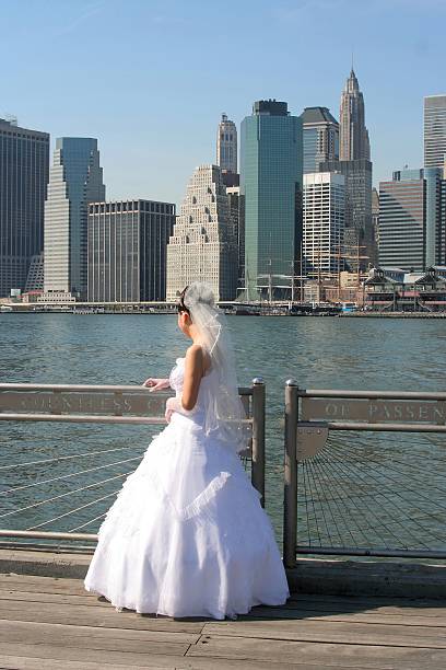 New York Bride New York Bride and Manhattan skyline noah young stock pictures, royalty-free photos & images