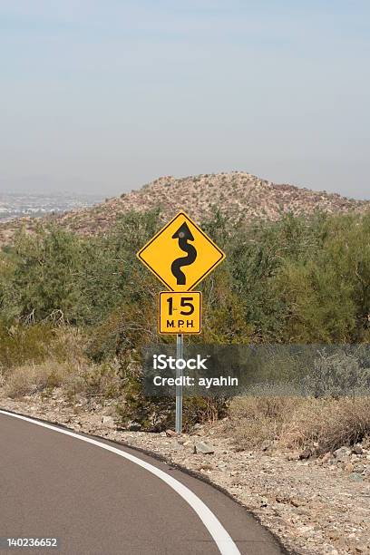 Photo libre de droit de Limitation De Vitesse Sur Une Route De Désert banque d'images et plus d'images libres de droit de Arizona - Arizona, Carrefour, Circulation routière