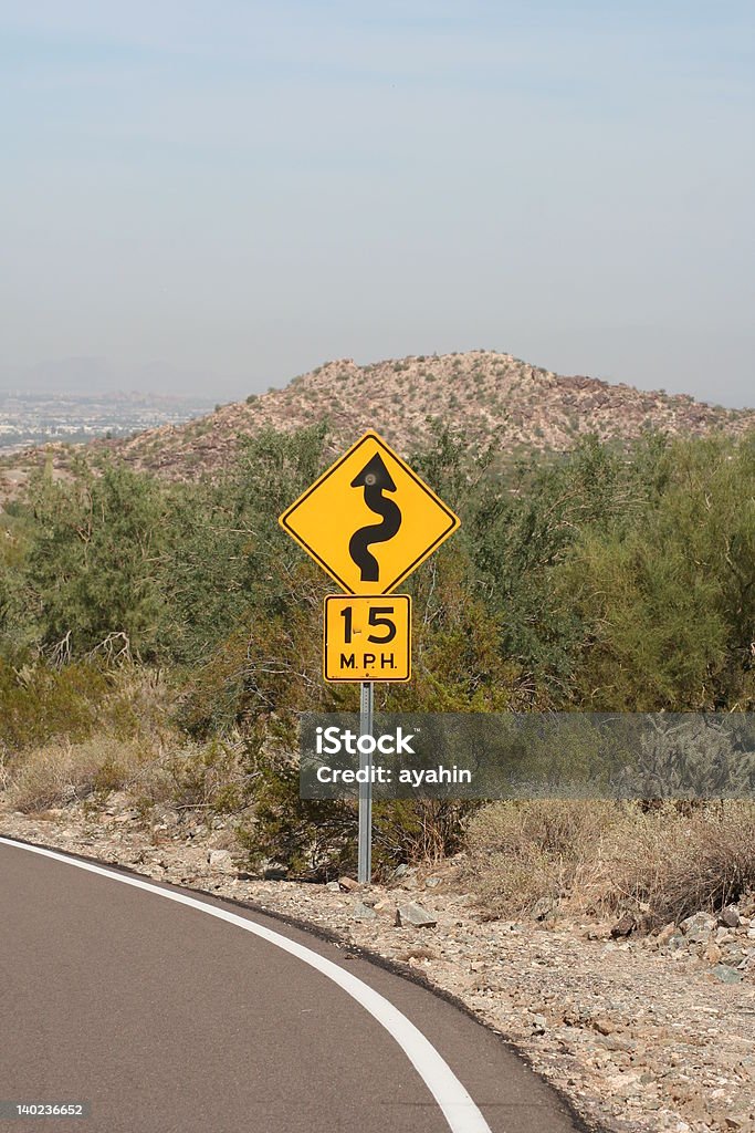 速度制限標識砂漠道 - アリゾナ州のロイヤリティフリーストックフォト