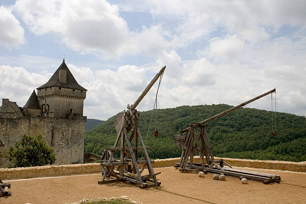 trebuchets de castelnaud, france - slingshot weapon medieval siege photos et images de collection