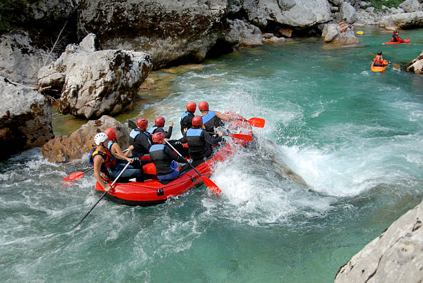 rafting sur les rapides de la rivière - rafting on a mountain river photos et images de collection