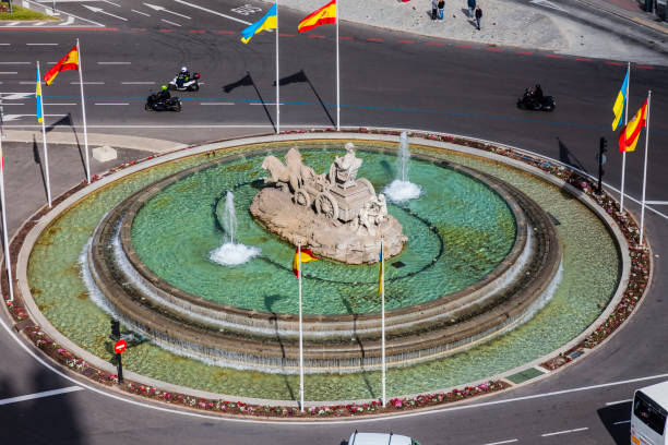 elevated view of el fuente de cibeles, madrid - rotunda fountain imagens e fotografias de stock