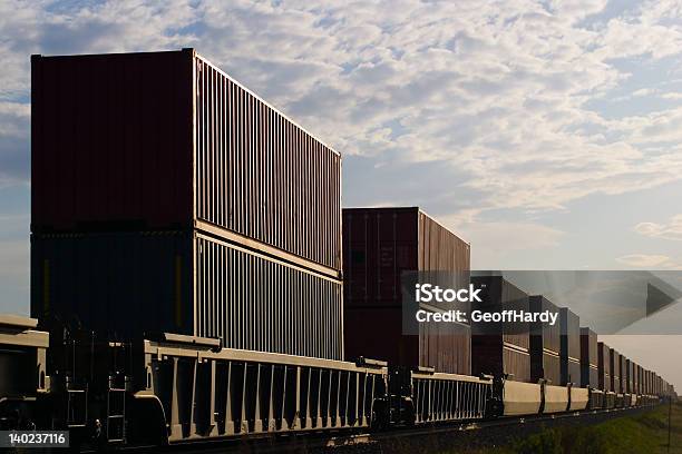 Foto de O Trem De Carga e mais fotos de stock de Longo - Longo, Trem de mercadoria, Carregamento - Atividade