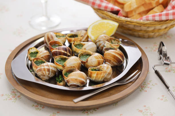 エスカルゴ、カタツムリ、パセリ&ガーリックバター - gourmet snail food escargot ストックフォトと画像