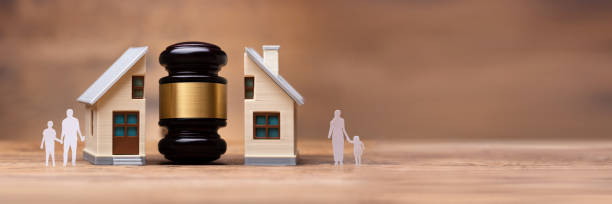 istock Gavel Between Split Family Figures And House Model 1402409095