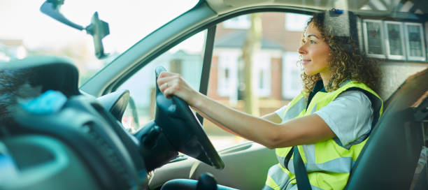 delivery driver driving - chauffeur beroep stockfoto's en -beelden