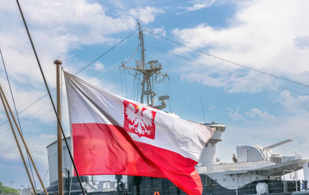 forze navali della polonia. bandiera polacca sullo sfondo di una nave da guerra - naval flag foto e immagini stock