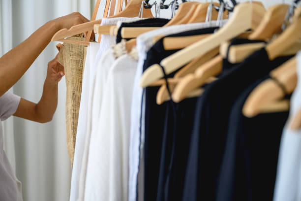 woman buying a shirt - adult variation boutique occupation imagens e fotografias de stock