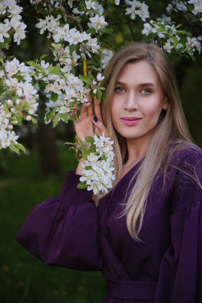 mulher em uma flores florescendo - portrait adults apple tree cherry tree - fotografias e filmes do acervo