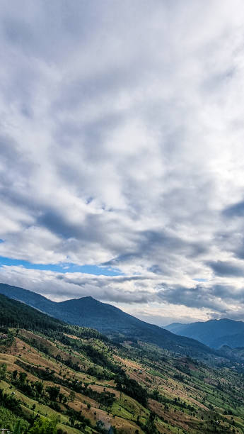 beauyiful nuages et montagne en thaïlande - beauyiful photos et images de collection