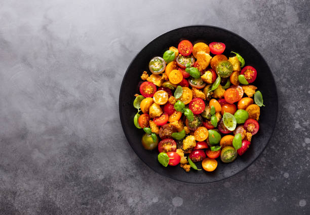 sałatka z pomidorów koktajlowych i chleb. tradycyjna włoska sałatka panzanella. zdrowa kuchnia śródziemnomorska. widok z góry - mediterranean cuisine salad olive oil tomato salad zdjęcia i obrazy z banku zdjęć