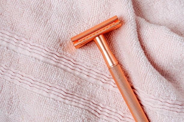 safety razor and towel on beige background. natural skincare beauty product concept. zero waste concept. plastic free. - shampoo merchandise packaging razor imagens e fotografias de stock