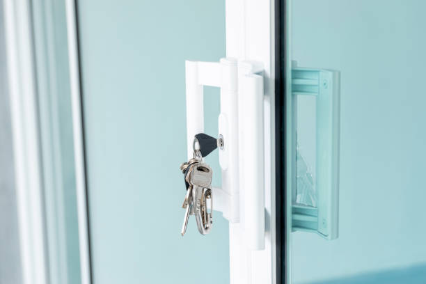 istock Key ring plugged into the glass door. 1402458665